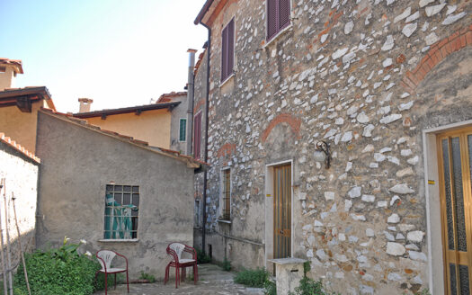Casa in Versilia – Fondo commerciale trasformabile in abitazione nel Comune di Seravezza