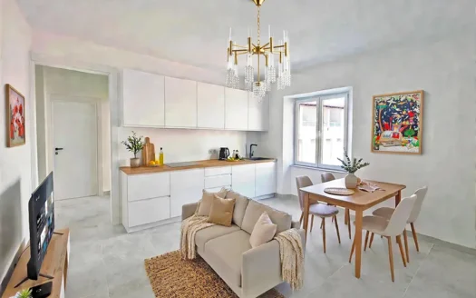 Soggiorno con angolo cottura di appartamento 82mq ristrutturato a nuovo in vendita a Pietrasanta zona Paese, primo piano - Cod 2081