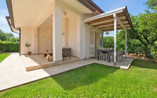 Villetta in vendita a Marina di Pietrasanta con giardino e 2 posti auto – 500m dal mare