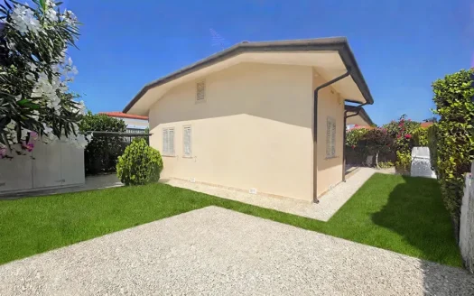 Villetta in vendita a Marina di Pietrasanta con giardino e 2 posti auto – 500m dal mare