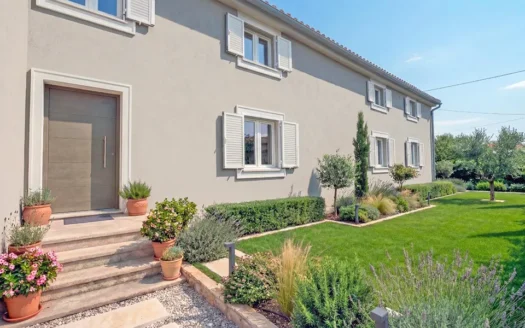 Esterno dell'appartamento piano rialzato di 86 mq con giardino a Pozzi di Seravezza - 2 camere - Cod. 2182