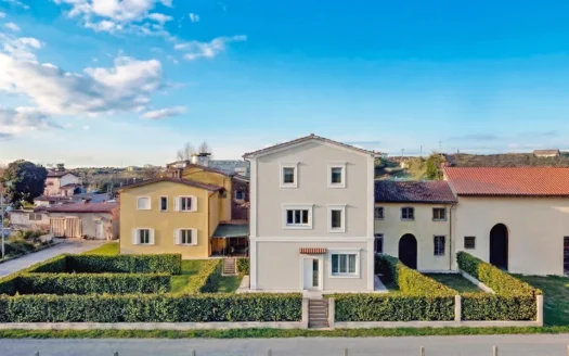 Vista facciata lato Viareggio di appartamento Terratetto 3 camere con giardino esclusivo di 90 mq in vendita a Pozzi di Seravezza, Versilia - piano terra, primo e secondo ristrutturato con 2 posti auto Cod 2185