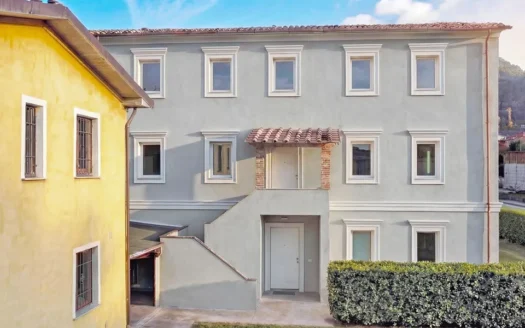 Esterno di appartamento 3 camere con grande terrazza di 69 mq e giardino esclusivo di 86 mq in vendita a Pozzi di Seravezza, Versilia - piano rialzato ristrutturato con 2 posti auto