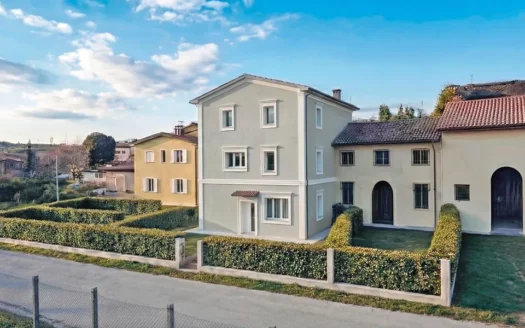 Vista esterna lato Fiume di appartamento 2 camere con giardino 86 mq in vendita a Pozzi di Seravezza - piano rialzato ristrutturato Cod 2184