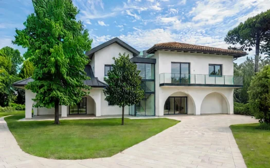 Villa con 30.000 mq di terreno a 1 km dal mare – Marina di Pietrasanta