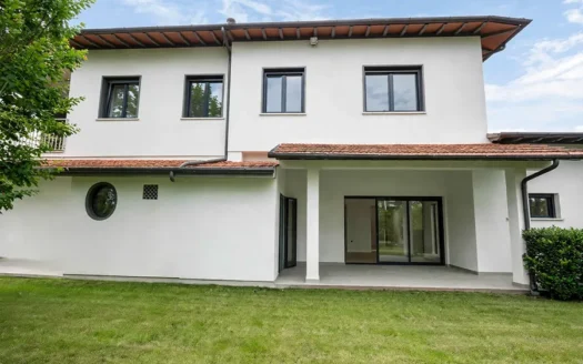Villa con 30.000 mq di terreno a 1 km dal mare – Marina di Pietrasanta