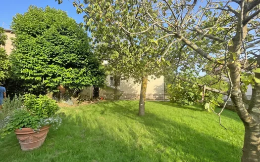 Villetta su unico livello in vendita nel Comune di Seravezza con giardino, garage e cantina