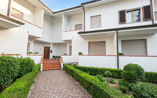 Villetta a schiera in vendita a Marina di Pietrasanta a 1 km dal mare con piccolo giardino