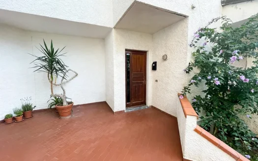 Villetta a schiera a Marina di Pietrasanta – Villetta in vendita con giardino e posti auto in Versilia