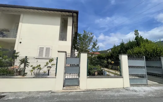 Villetta Bifamiliare a Pietrasanta – Villetta in vendita con giardino e posti auto in Versilia