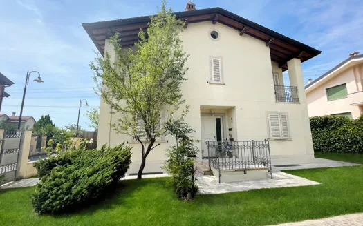 Villetta Bifamiliare a Pietrasanta – Villetta in vendita con giardino e posti auto in Versilia