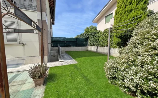 Villetta Bifamiliare a Pietrasanta – Villetta in vendita con giardino e posti auto in Versilia